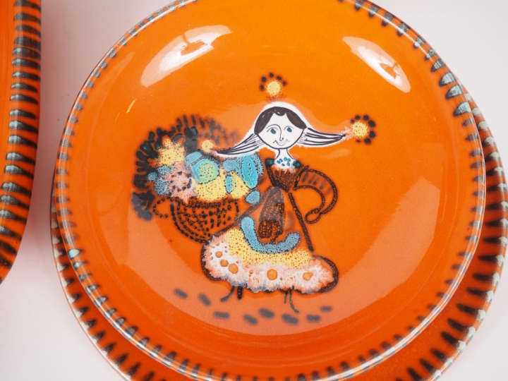 VALLAURIS.  Partie de service de table en céramique, à décor de jeune 