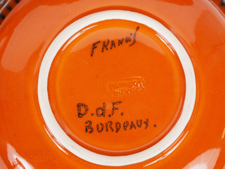 VALLAURIS.  Partie de service de table en céramique, à décor de jeune 