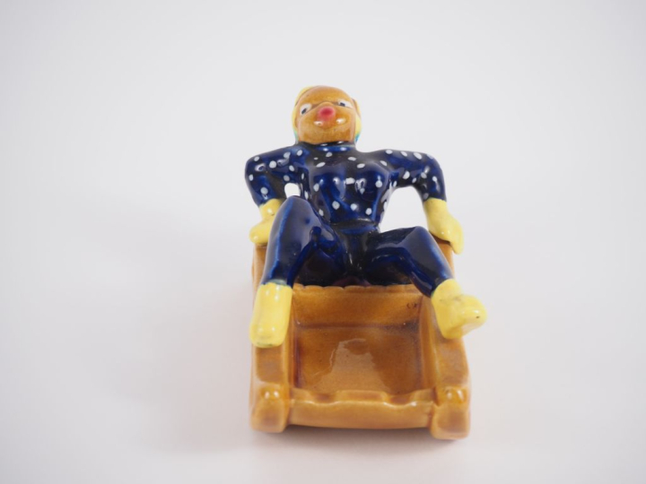 FERLEY à Vallauris.  "La lugeuse" Sujet humoristique en céramique poly