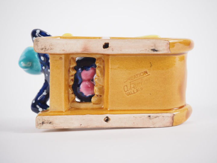 FERLEY à Vallauris.  "La lugeuse" Sujet humoristique en céramique poly