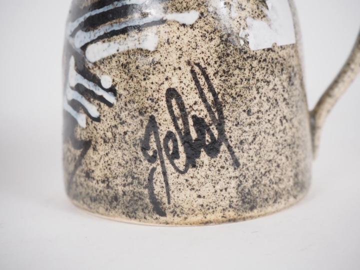GEBEL.  Petit pichet  Signé H. 9,5 cm et un vase en céramique polychro