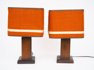 Vente aux enchères Paire de lampes de chevet de style Art Déco, pied en bois teinté, bel 