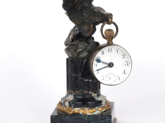 Vente aux enchères Porte montre en régule et marbre vert de mer figurant un aigle avec un