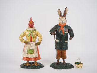 Vente aux enchères 2 différents sujets en régule polychrome "la poule cuisinière". H. 38,