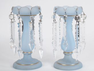 Vente aux enchères Paire de porte ananas Napoléon III en opaline bleue et dorée et pampil