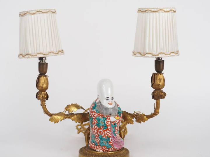 Lampe de salon éclairant à deux lumières en porcelaine polychrome et m