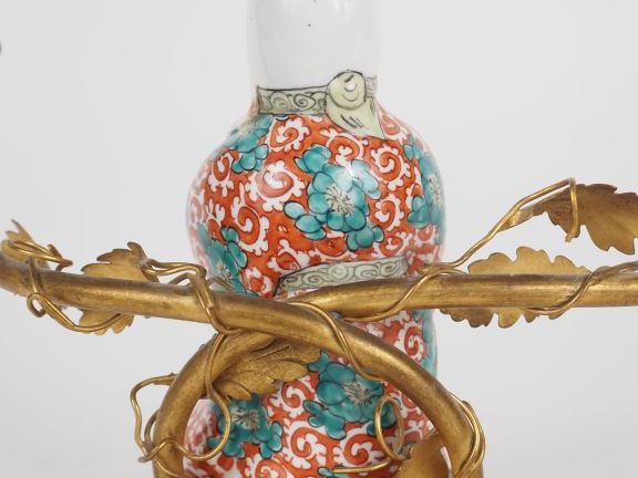 Lampe de salon éclairant à deux lumières en porcelaine polychrome et m