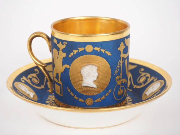 Tasse et sous tasse début XIXème en porcelaine et biscuit à décor de p