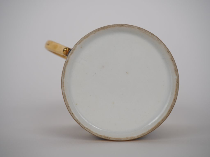 Tasse et sous tasse début XIXème en porcelaine et biscuit à décor de p