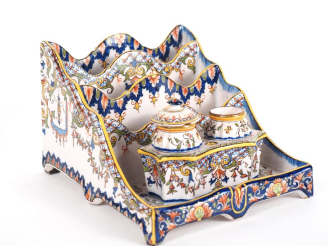 Vente aux enchères Encrier en faience polychrome de Malicorne. (petits accidents, manque)