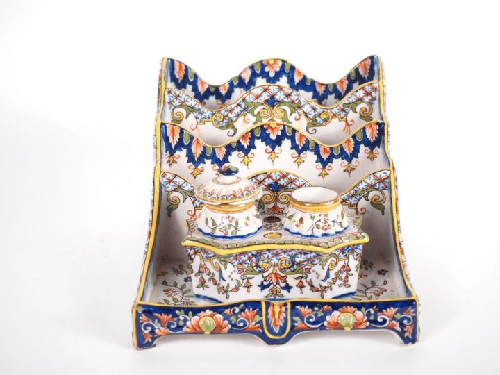 Encrier en faience polychrome de Malicorne. (petits accidents, manque)