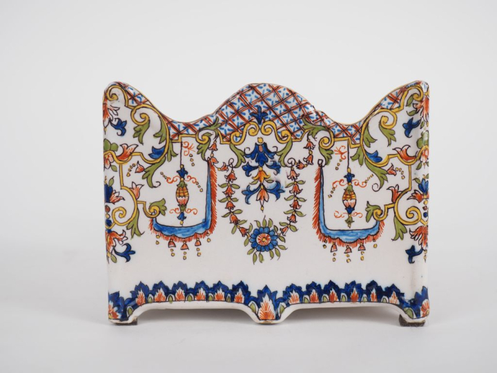 Encrier en faience polychrome de Malicorne. (petits accidents, manque)