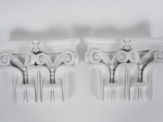 Vente aux enchères Paire de bois sculptés laqués blanc en forme de pilastres corinthiens.