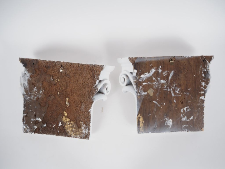 Paire de bois sculptés laqués blanc en forme de pilastres corinthiens.