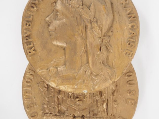 Vente aux enchères Plaque en bois doré "Exposition de Toulouse 1898".
