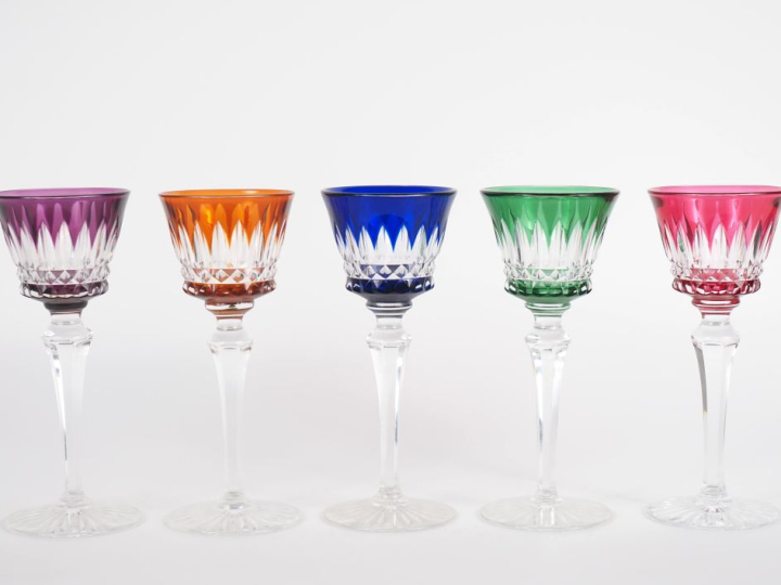 BACCARAT. 5 verres à vin du Rhin en cristal bicolore (un fêlé)