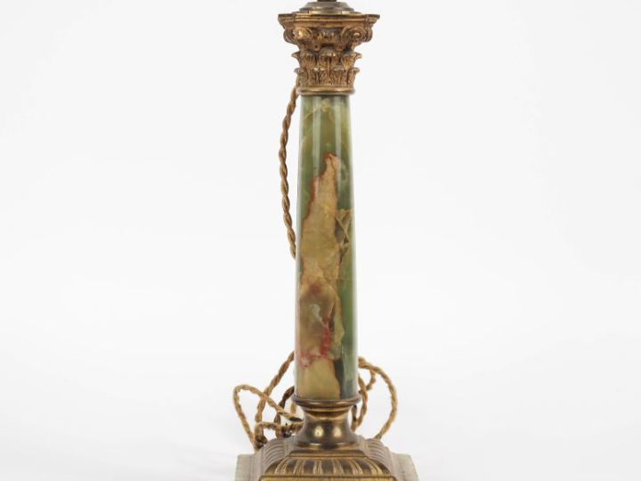 Lampe Napoléon III en onyx et métal doré, en fome de colonne corinthie