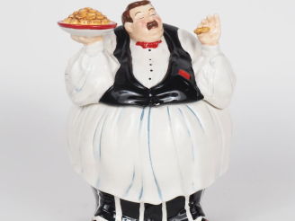 Vente aux enchères Pot couvert en céramique polychrome en forme de serveur jovial. H. 22,