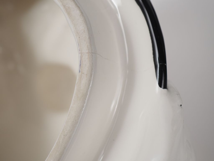 Pot couvert en céramique polychrome en forme de serveur jovial. H. 22,