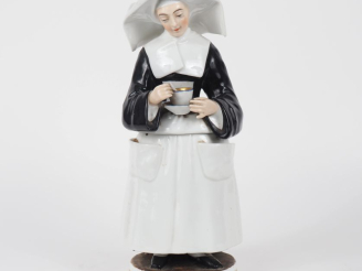 Vente aux enchères Veilleuse en porcelaine fin XIXème en forme de bonne sœur à la cornett