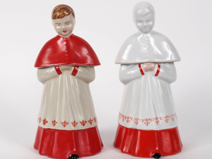 2 flacons 1900 en porcelaine en forme d'enfant de chœur. H. 27 cm et 2