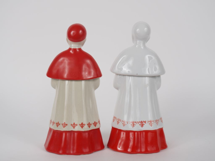 2 flacons 1900 en porcelaine en forme d'enfant de chœur. H. 27 cm et 2