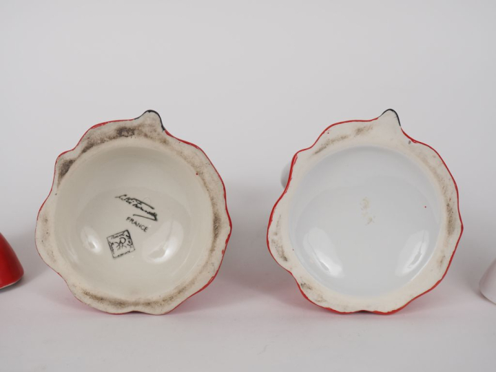 2 flacons 1900 en porcelaine en forme d'enfant de chœur. H. 27 cm et 2