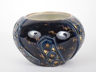 Vente aux enchères CHOISY LE ROI.  Vase en faience fine, à décor de fleurs sur fond bleu 