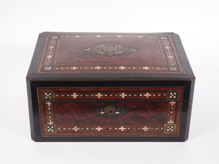 Coffret Napoléon III en marqueterie Boulle.  Dim. 16 x 34,5 x 24,5 cm 