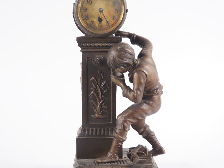 FERVILLE Suan. Pendule en régule patiné "sortie d'école". H. 32 cm