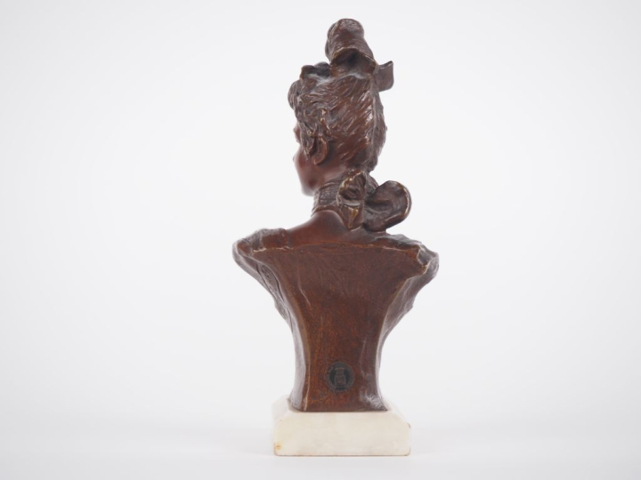 VANDERSTRAETEN. "jeune fille en buste" Sujet en bronze à patine médail