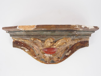 Vente aux enchères Sellette d'applique de style Louis XV en bois et stuc polychrome. H. 1