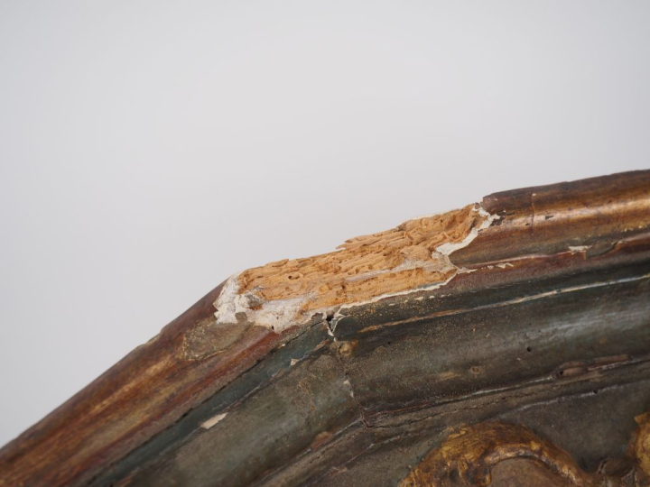 Sellette d'applique de style Louis XV en bois et stuc polychrome. H. 1