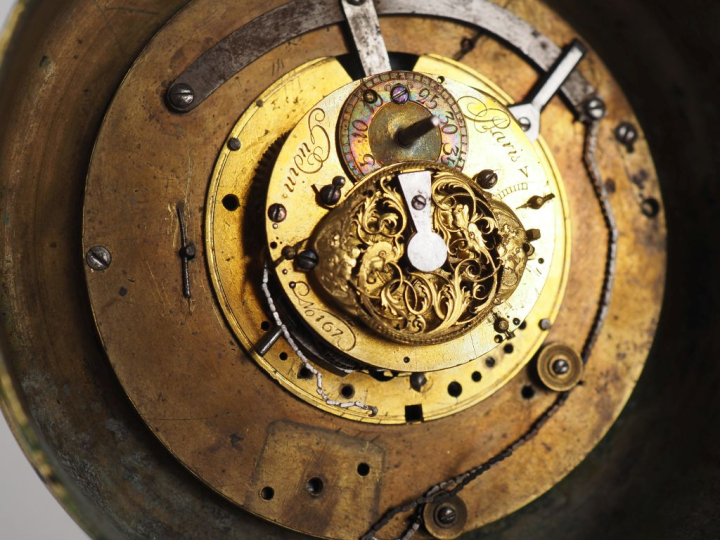 Pendulette d'alcove de style Empire en bronze doré, cadran émaillé (fe