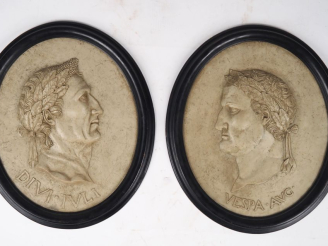 Vente aux enchères Paire de plaques décoratives en bois laqué blanc figurant des profils 