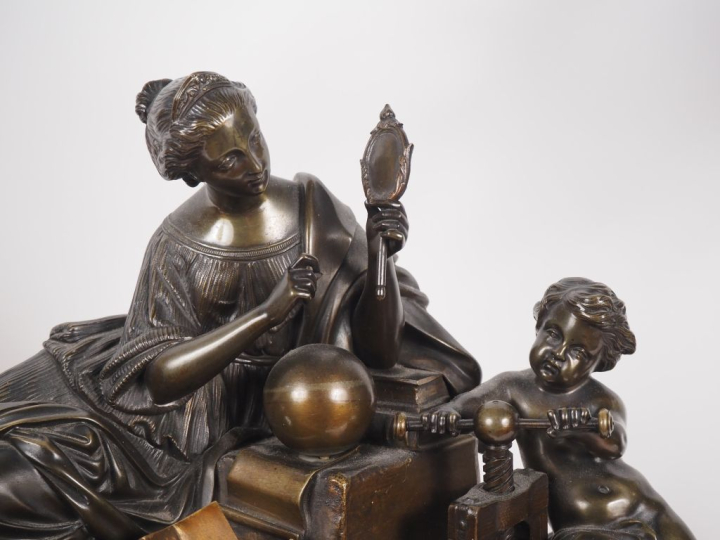 Garniture de cheminée Napoléon III , la pendule ornée d'un groupe figu