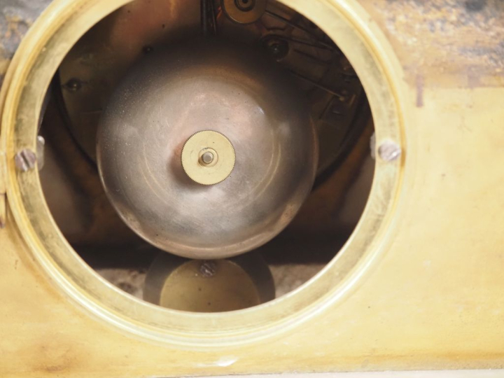 Garniture de cheminée Napoléon III , la pendule ornée d'un groupe figu