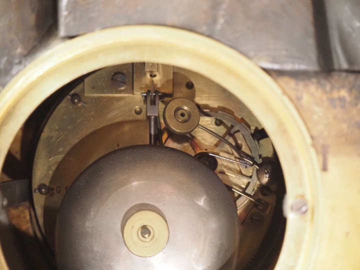 Garniture de cheminée Napoléon III , la pendule ornée d'un groupe figu