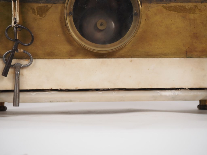 Garniture de cheminée Napoléon III , la pendule ornée d'un groupe figu