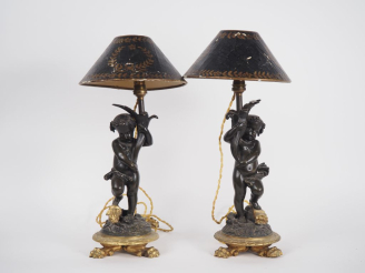 Vente aux enchères Paire de lampes en bronze doré et porcelaine blanche en forme d'amour 