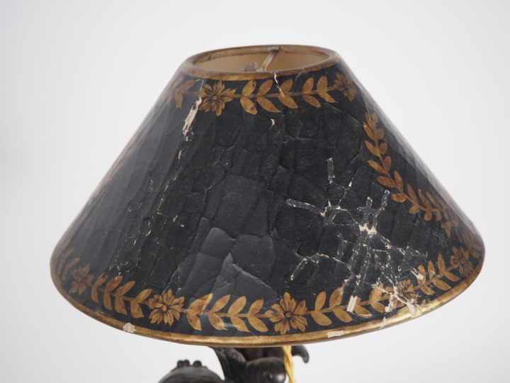 Paire de lampes en bronze doré et porcelaine blanche en forme d'amour 