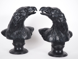 Vente aux enchères Paire de sujets en platre laqué noir sur piédouche "tête d'aigle". H. 