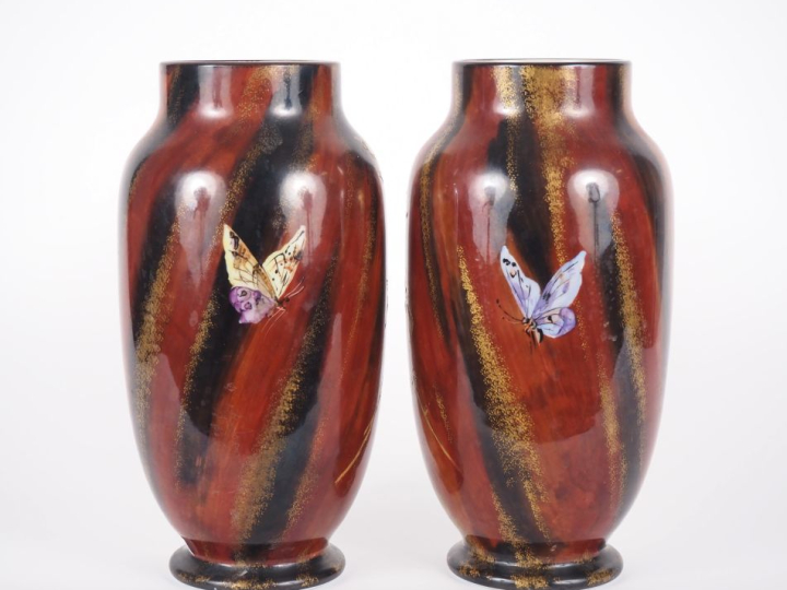 Paire de vases ovoides Napoléon III en opaline polychrome à décor de b