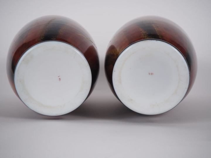 Paire de vases ovoides Napoléon III en opaline polychrome à décor de b