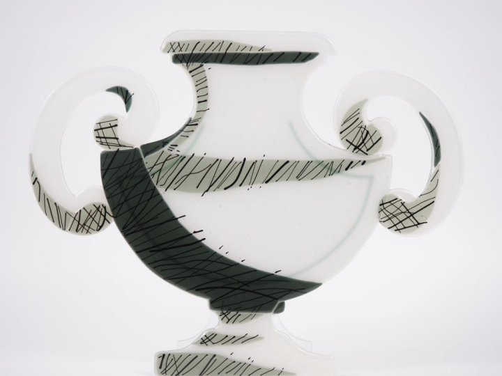 Vase en verre polychrome en forme de vase à l'antique. Dim. 42 x 52 x 