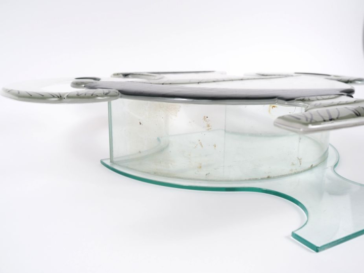 Vase en verre polychrome en forme de vase à l'antique. Dim. 42 x 52 x 