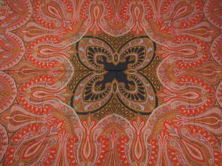 2 différents chales en cachemire. Dim. 170 x 155 cm Dim. 172 x 175 cm 