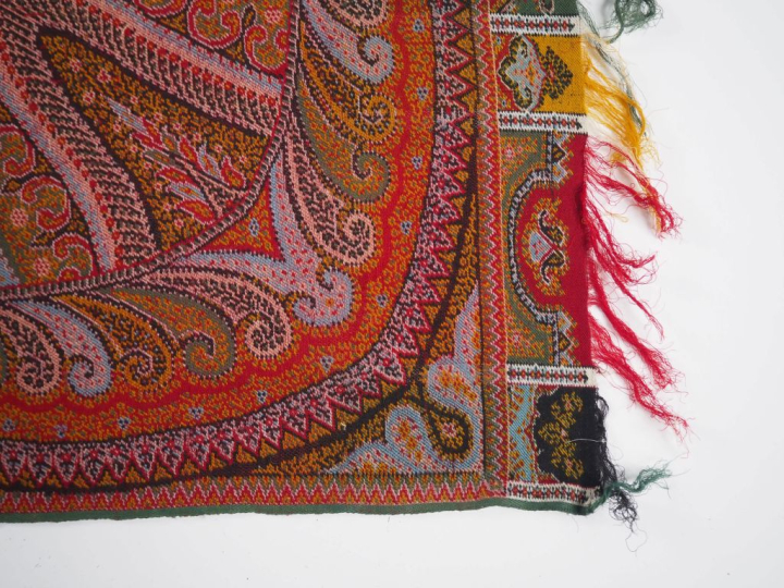 2 différents chales en cachemire. Dim. 170 x 155 cm Dim. 172 x 175 cm 