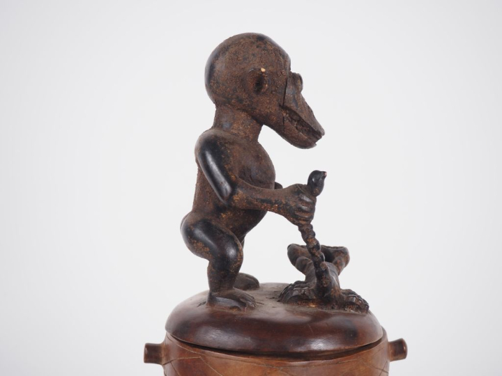 Urne africaine en bois sculpté, à décor de singe et de scorpions. H. 4