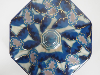 Vente aux enchères THARAUD.  Bonbonnière Art déco en porcelaine de Limoges, à décor de fl